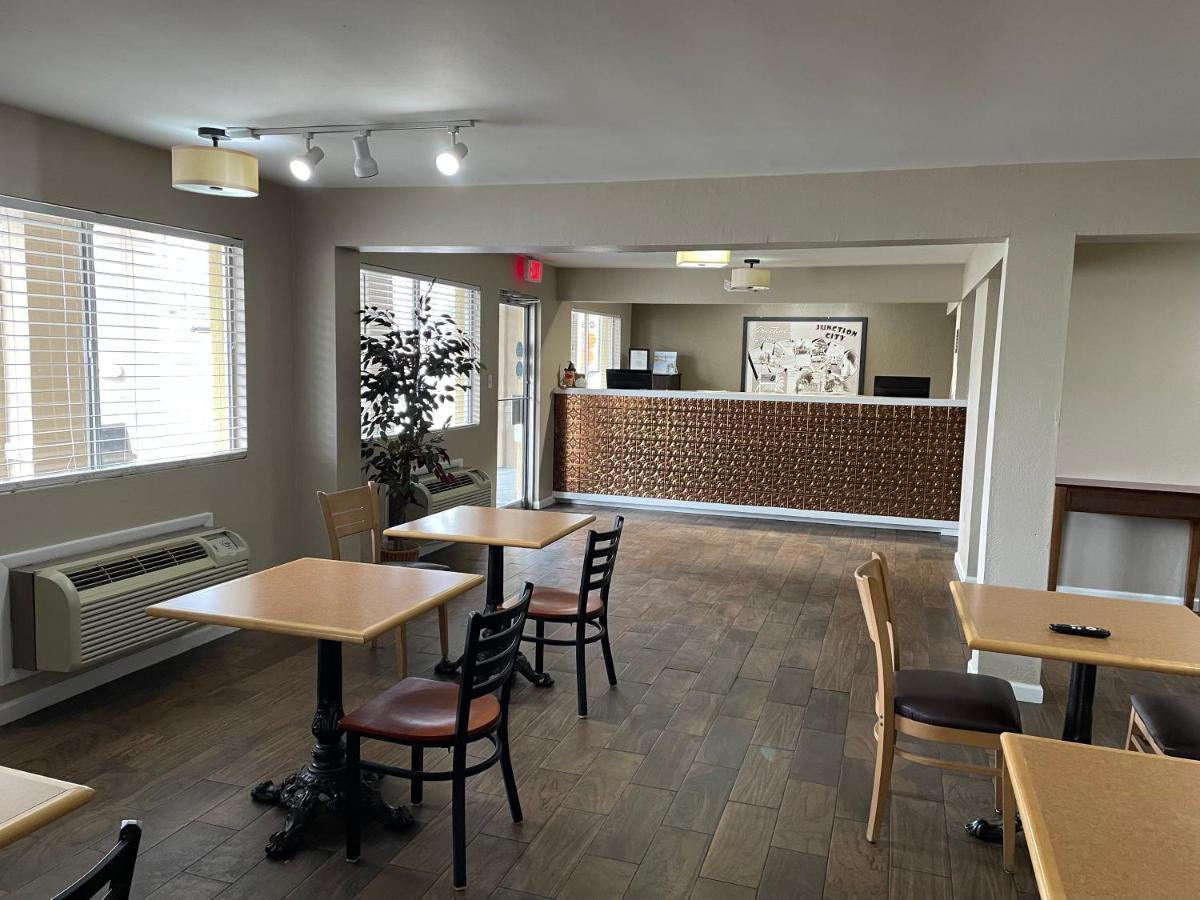 Deluxe Inn & Suites Junction City Extérieur photo