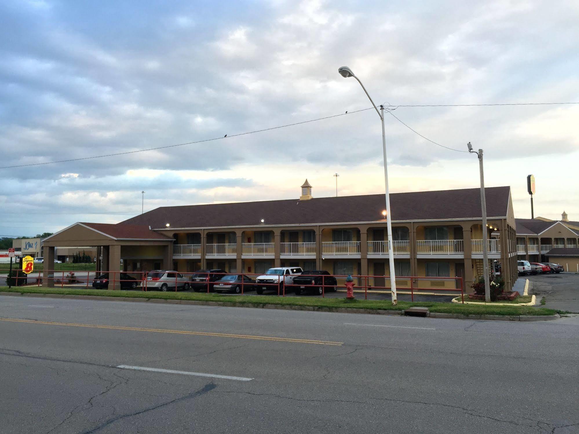 Deluxe Inn & Suites Junction City Extérieur photo
